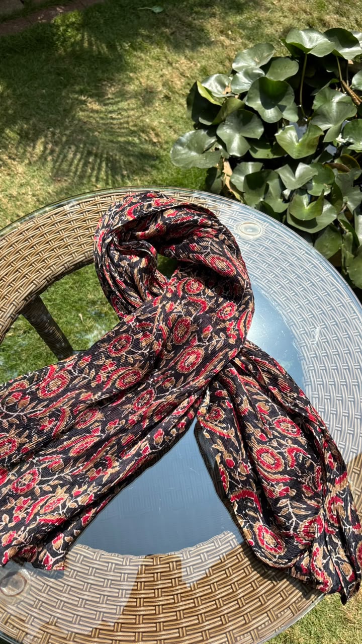 Black & Red Floral Kalamkari Crushed Dupatta
